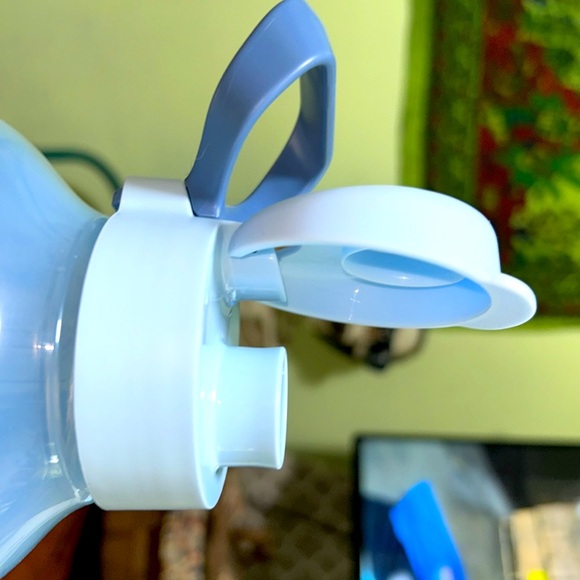 Tupperware blue water bottle 1750ml 56oz. - Picture 6 of 6